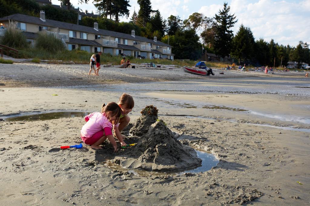 Madrona Beach Resort Parksville Exterior foto